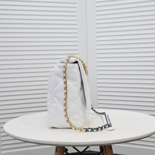 シャネルバッグ背面デザイン